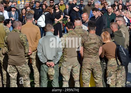 Kiev, Ukraine. 28th juin 2023. Des parents, des amis et des militaires se tiennent près du cercueil avec le corps du militaire Yury Samanyuk pendant les adieux sur la place de l'indépendance. Dans la guerre russo-ukrainienne, l'ancien commandant du groupe de pompiers mobiles séparé 'Oril' de la brigade mécanisée séparée 'Kholodny Yar' de la région d'Ivano-Frankivsk, Yuriy Samaniuk, est décédé en 93rd. Yuriy Samanyuk est originaire de Vorokhta, dans la région d'Ivano-Frankivsk. Dans la vie civile, il a été entraîneur dans les sports de main à main et a fait des meubles. Crédit : SOPA Images Limited/Alamy Live News Banque D'Images