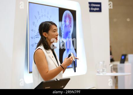 Tianjin, municipalité chinoise de Tianjin. 28th juin 2023. Angela Wu, professeure agrégée à l'Université des sciences et de la technologie de Hong Kong, prend la parole lors d'une séance sur le thème de l'électronique neurale flexible lors de la réunion annuelle des nouveaux champions 14th, également connue sous le nom de Davos d'été, dans la municipalité de Tianjin, dans le nord de la Chine, à 28 juin 2023. Credit: Sun Weitong/Xinhua/Alay Live News Banque D'Images