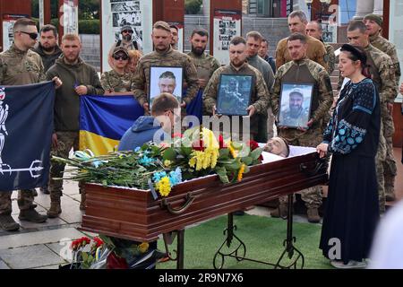 (NOTE DE LA RÉDACTION : l'image dépeint la mort) des parents et des amis pleurent près du cercueil avec le corps du militaire Yury Samanyuk pendant les adieux sur la place de l'indépendance. Dans la guerre russo-ukrainienne, l'ancien commandant du groupe de pompiers mobiles séparé 'Oril' de la brigade mécanisée séparée 'Kholodny Yar' de la région d'Ivano-Frankivsk, Yuriy Samaniuk, est décédé en 93rd. Yuriy Samanyuk est originaire de Vorokhta, dans la région d'Ivano-Frankivsk. Dans la vie civile, il a été entraîneur dans les sports de main à main et a fait des meubles. (Photo par Aleksandr Gusev/SOPA Images/Sipa USA) Banque D'Images