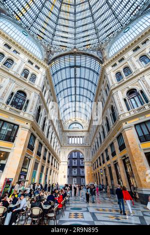 Intérieur de la Galleria Umberto l, Naples, Campanie, Italie, Europe du Sud-Ouest Banque D'Images