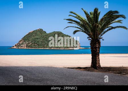 L'îlot Cala Iris est une petite île du Maroc, située dans la mer d'Alboran, dans la baie du village de Cala Iris, province d'Al Hoceima. Il est à environ 500 m de Banque D'Images