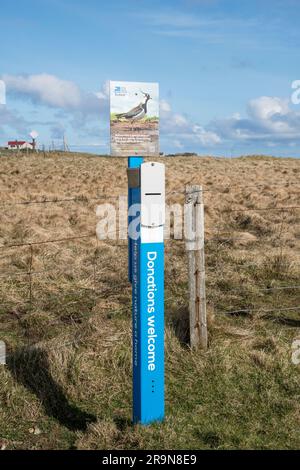 Un poste de don de la RSPB à côté de la réserve ornithologique Fetlar dans les îles Shetland. Banque D'Images