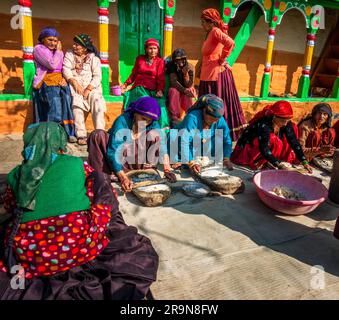31st janvier 2023, Tehri Garhwal, Uttarakhand, Inde. Les femmes préparent la cuisine traditionnelle en groupes lors d'une cérémonie de mariage. Quartier Jaunsar-Jaunp Banque D'Images