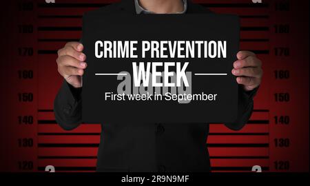 La semaine de la Frist en septembre est obersved comme semaine de prévention du crime, arrière-plan avec un homme tenant une ardoise Banque D'Images