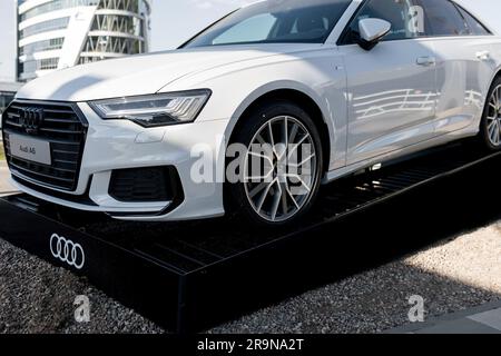 Minsk, Bélarus, juin 2023 - blanc audi A6 quattro. automobile rapide Banque D'Images