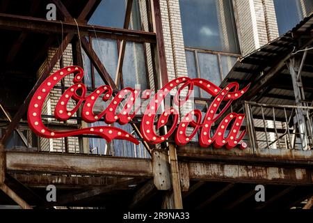 Minsk, Bélarus, juin 2023 - logo électronique coca cola. Affiche ou publicité Coca Cola vintage Banque D'Images