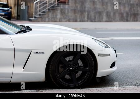 Minsk, Bélarus, juin 2023 - Corvette Z06 dans la rue de la ville. Supercar américaine Banque D'Images