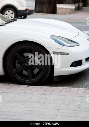 Minsk, Bélarus, le 2023 juin - la voiture de sport Corvette Z06 de Chevrolet blanche est garée dans la rue Banque D'Images
