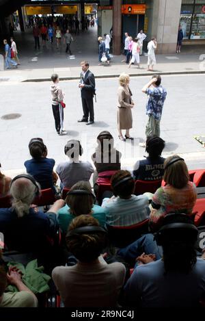 Les acteurs Allan V. Watt, Simon Laherty, Jim Russell et Geneviève Morris dans l’événement de théâtre de rue « Small Metal Objects », où quatre acteurs sont micros tandis que le public écoute avec des écouteurs le dialogue lorsqu’il se joue dans une rue animée de la ville. Festival de Sydney, Circular Quay, Sydney, Australie . 08.01.07. Banque D'Images