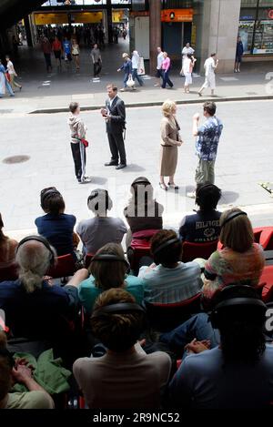 Les acteurs Allan V. Watt, Simon Laherty, Jim Russell et Geneviève Morris dans l’événement de théâtre de rue « Small Metal Objects », où quatre acteurs sont micros tandis que le public écoute avec des écouteurs le dialogue lorsqu’il se joue dans une rue animée de la ville. Festival de Sydney, Circular Quay, Sydney, Australie . 08.01.07. Banque D'Images