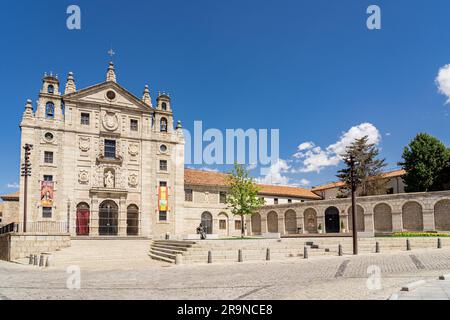 Vue sur la Plaza de la Santa avec l'église et le lieu de naissance de St. Teresa de Jésus à Avila, Espagne. Banque D'Images