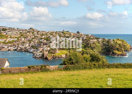 Vue panoramique depuis Fowey sur la rivière Fowey à Polruan, Cornwall, Angleterre, Royaume-Uni Banque D'Images