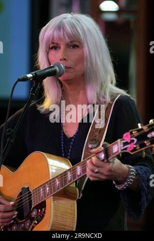 Emmy Lou Harris la première dame du pays et du bluegrass, primée à plusieurs reprises, donne un avant-goût de son titre lors de la « Festival First Night », qui s'est tenue chaque année au mois de janvier à Sydney, Australie - 07.01.11 Banque D'Images