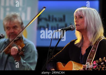 Emmy Lou Harris la première dame du pays et du bluegrass, primée à plusieurs reprises, donne un avant-goût de son titre lors de la « Festival First Night », qui s'est tenue chaque année au mois de janvier à Sydney, Australie - 07.01.11 Banque D'Images