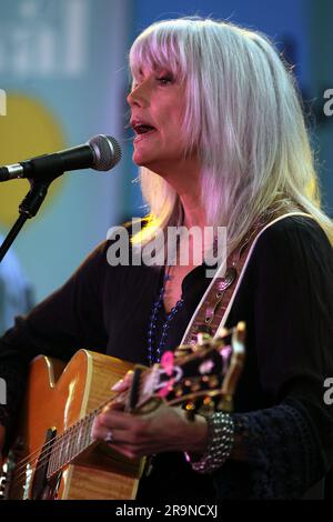 Emmy Lou Harris la première dame du pays et du bluegrass, primée à plusieurs reprises, donne un avant-goût de son titre lors de la « Festival First Night », qui s'est tenue chaque année au mois de janvier à Sydney, Australie - 07.01.11 Banque D'Images