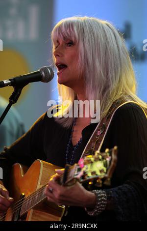 Emmy Lou Harris la première dame du pays et du bluegrass, primée à plusieurs reprises, donne un avant-goût de son titre lors de la « Festival First Night », qui s'est tenue chaque année au mois de janvier à Sydney, Australie - 07.01.11 Banque D'Images