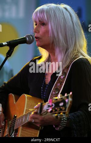 Emmy Lou Harris la première dame du pays et du bluegrass, primée à plusieurs reprises, donne un avant-goût de son titre lors de la « Festival First Night », qui s'est tenue chaque année au mois de janvier à Sydney, Australie - 07.01.11 Banque D'Images