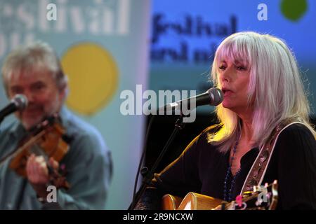 Emmy Lou Harris la première dame du pays et du bluegrass, primée à plusieurs reprises, donne un avant-goût de son titre lors de la « Festival First Night », qui s'est tenue chaque année au mois de janvier à Sydney, Australie - 07.01.11 Banque D'Images