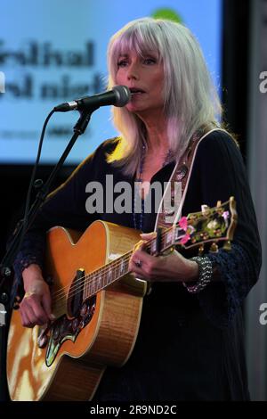 Emmy Lou Harris la première dame du pays et du bluegrass, primée à plusieurs reprises, donne un avant-goût de son titre lors de la « Festival First Night », qui s'est tenue chaque année au mois de janvier à Sydney, Australie - 07.01.11 Banque D'Images