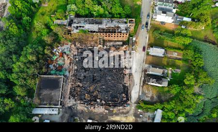 Vue aérienne de l'entrepôt brûlé de South River, NJ, à côté de l'usine de mouchoirs précédemment endommagée Banque D'Images