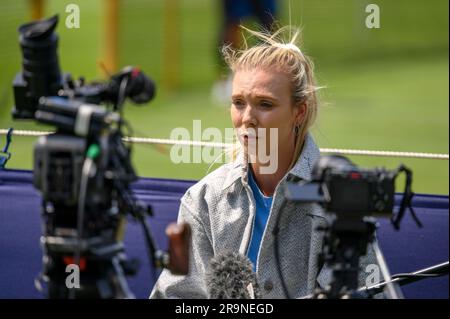 Katie Boulter (GBR) s'est entretenue sur les tribunaux de pratique avant de jouer le premier jour de l'internationale Rothesay, à Devonshire Park, Eastbourne, U Banque D'Images