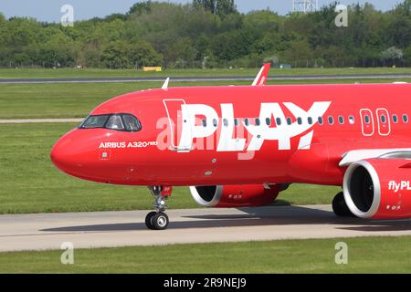 Play Airlines, Airbus A320 Neo TF-PPF, quitte l'aéroport de Stansted, Essex, Royaume-Uni Banque D'Images