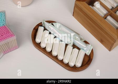 De nombreux tampons différents sur la table blanche, au-dessus de la vue. Produit hygiénique menstruel Banque D'Images