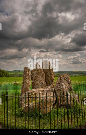 Le Dolmen néolithique des Chevaliers Whispering, qui fait partie du site rituel Rollright Stones à Warwickshire, Royaume-Uni Banque D'Images