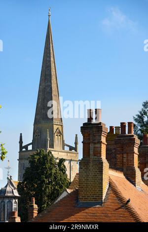 Le quai de Saint Helen est un point de beauté réputé sur la Tamise, juste en amont du pont médiéval d'Abingdon-on-Thames. Le quai était pour centurie Banque D'Images