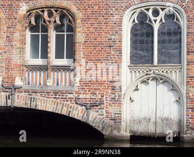 Bruges, la capitale de la Flandre Occidentale dans le nord-ouest de la Belgique, est célèbre pour ses canaux pittoresques, ses rues pavées et ses bâtiments médiévaux. Ici, nous voyons deux dehors Banque D'Images