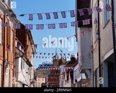 La rue historique Ouest St Helens, bordée de jolies maisons anciennes, part du musée Abingdon et du centre-ville - montré ici au loin - jusqu'au Moyen-âge Banque D'Images