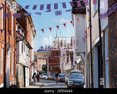 La rue historique Ouest St Helens, bordée de jolies maisons anciennes, part du musée Abingdon et du centre-ville - montré ici au loin - jusqu'au Moyen-âge Banque D'Images