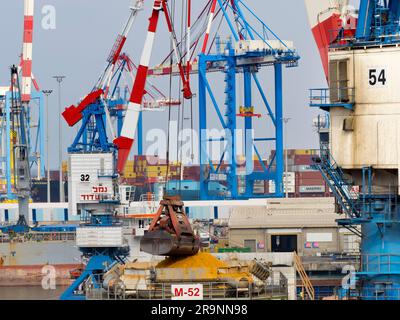 L'ancien Ashdod est maintenant la sixième plus grande ville d'Israël. Situé sur la côte méditerranéenne, il est devenu l'un des centres industriels les plus importants Banque D'Images