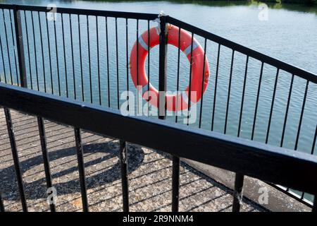 Le quai de Saint Helen est un point de beauté réputé sur la Tamise, juste en amont du pont médiéval d'Abingdon-on-Thames. Le quai était pour centurie Banque D'Images