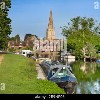 Une belle vue sur la Tamise à Abingdon, tôt un matin d'été. Nous sommes sur la rive sud de la rivière, en aval vers St Helen's Wharf - Banque D'Images