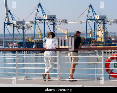 En tant que centre portuaire et maritime prospère, Limassol est la deuxième plus grande ville de Chypre après Nicosie. Ici, nous voyons son port de conteneurs au lever du soleil, avec deux passages Banque D'Images