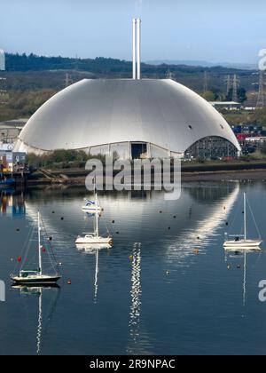 Le blob surréaliste et étincelant que Southampton Water voit ici est Marchwood ERF, une usine moderne d'incinération de déchets (déchets à énergie) de pointe Banque D'Images