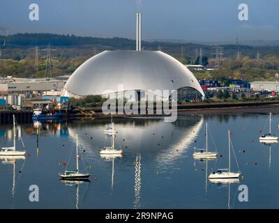 Le blob surréaliste et étincelant que Southampton Water voit ici est Marchwood ERF, une usine moderne d'incinération de déchets (déchets à énergie) de pointe Banque D'Images