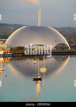 Le blob surréaliste et étincelant que Southampton Water voit ici est Marchwood ERF, une usine moderne d'incinération de déchets (déchets à énergie) de pointe Banque D'Images