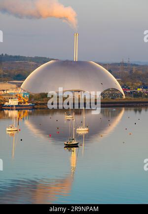 Le blob surréaliste et étincelant que Southampton Water voit ici est Marchwood ERF, une usine moderne d'incinération de déchets (déchets à énergie) de pointe Banque D'Images