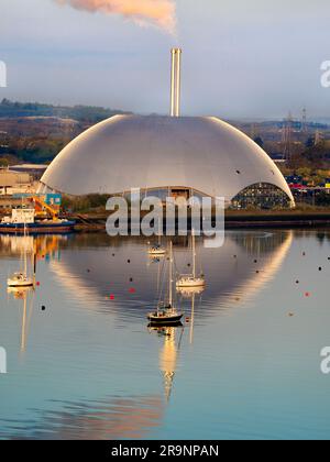 Le blob surréaliste et étincelant que Southampton Water voit ici est Marchwood ERF, une usine moderne d'incinération de déchets (déchets à énergie) de pointe Banque D'Images