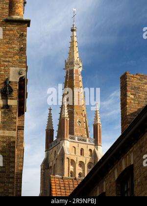 Avec sa flèche de 116m, l'église catholique de notre-Dame, Bruges, domine visuellement la ville. C'est sa structure la plus haute, et la troisième plus haute brique Banque D'Images