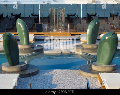 Il est facile de voir l'attrait de la croisière, parfois: Cuisine fine cuite pour vous à toute heure, toutes les boissons que vous pouvez tenir, tout est pris en charge, Banque D'Images