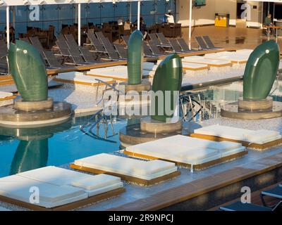 Il est facile de voir l'attrait de la croisière, parfois: Cuisine fine cuite pour vous à toute heure, toutes les boissons que vous pouvez tenir, tout est pris en charge, Banque D'Images