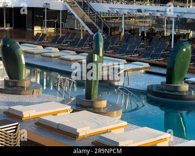 Il est facile de voir l'attrait de la croisière, parfois: Cuisine fine cuite pour vous à toute heure, toutes les boissons que vous pouvez tenir, tout est pris en charge, Banque D'Images