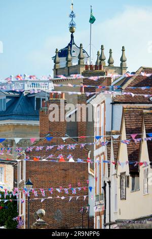 La rue historique Ouest St Helens, bordée de jolies maisons anciennes, part du musée Abingdon et du centre-ville - montré ici au loin - jusqu'au Moyen-âge Banque D'Images