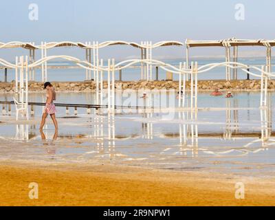 Pris dans une vallée de la dérive entre la Jordanie à l'est et Israël à l'ouest se trouve un lac salé inhabituel, qui se trouve être le plus bas basé sur terre Banque D'Images