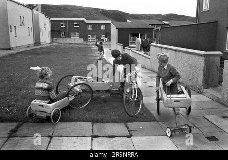 Faites du karting. Lerwick, des garçons jouant avec leurs karts maison. Lerwick, Shetlands Mainland, Îles Shetland, Écosse, 1979. ROYAUME-UNI DES ANNÉES 1970 HOMER SYKES Banque D'Images