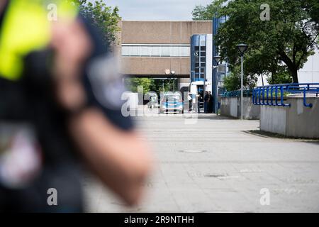 Berlin, Allemagne. 28th juin 2023. Après plusieurs appels d'urgence, la police se trouve devant l'école Carl von Ossietzky de Berlin Kreuzberg. Credit: Christophe bateau/dpa/Alay Live News Banque D'Images