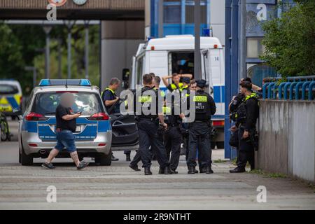 Berlin, Allemagne. 28th juin 2023. Après plusieurs appels d'urgence, la police se trouve devant l'école Carl von Ossietzky de Berlin Kreuzberg. Credit: Christophe bateau/dpa/Alay Live News Banque D'Images